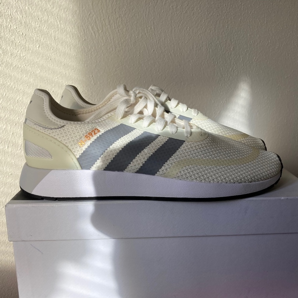 Brand new Adidas Classic 5923
